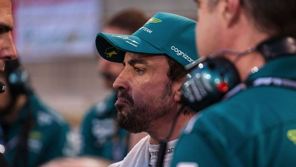 Fernando Alonso entouré des mécaniciens d'Aston Martin
