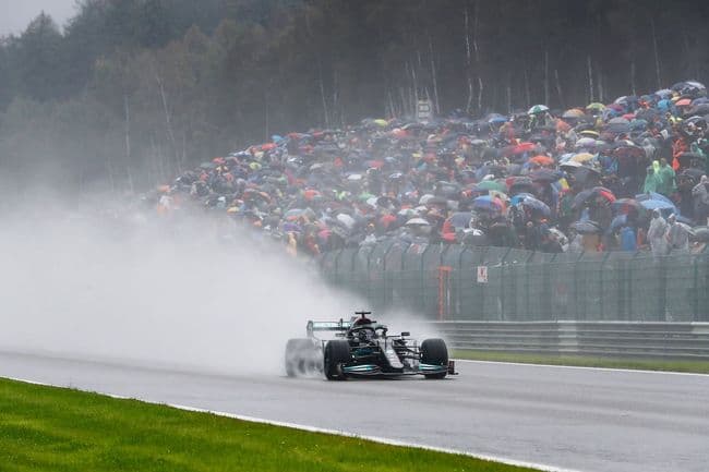 La Mercedes de Valteri Bottas sous la pluie Spa Francorchamps en Belgique en 2021