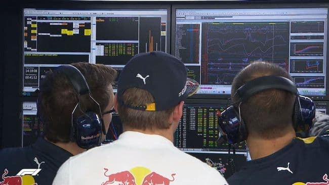 Max Verstappen et ses ingénieurs Red Bull Racing devant des écrans de télémetrie