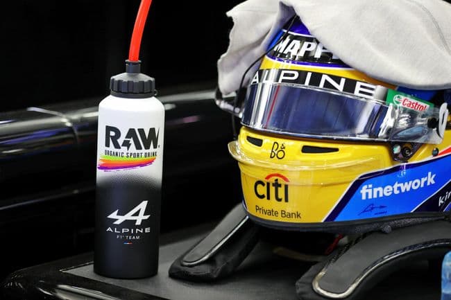 Boisson dans une voiture Alpine