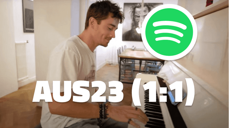 Charles Leclerc jouant AUS23 (1:1), son nouveau titre, au piano