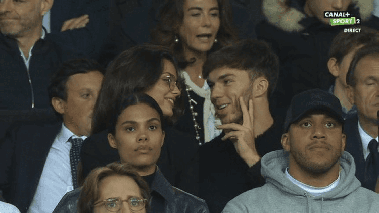 Pierre Gasly et Francisca Cerqueira Gomes au Parc des Princes pour le match PSG-OM le 16 octobre 2022