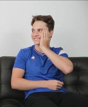 Oscar Piastri s'amusant des réactions que le Piastro gate déclenche sur Twitter