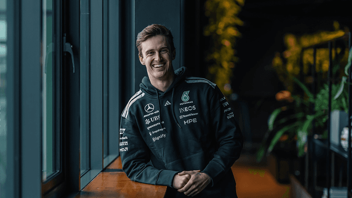 Portrait de Théo Pourchaire, nouveau pilote de développement Mercedes F1 pour 2026.