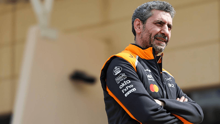 Andrea Stella, directeur de l'écurie McLaren, lors des essais de Formule 1 2025 à Bahreïn.