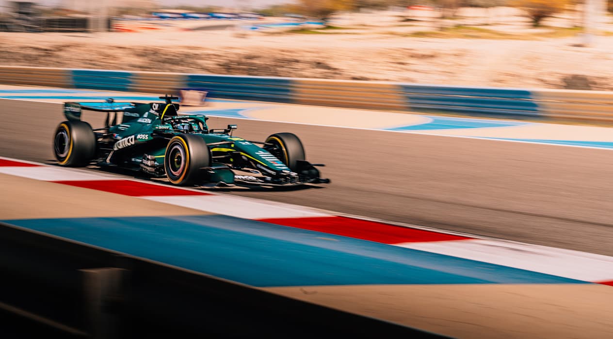 Illustration : l’AMR26 de Fernando Alonso sur le circuit de Bahreïn lors des essais hivernaux de pré-saison