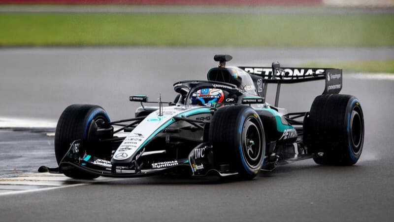 La W17 de Mercedes en piste lors des essais hivernaux de pré-saison 2026