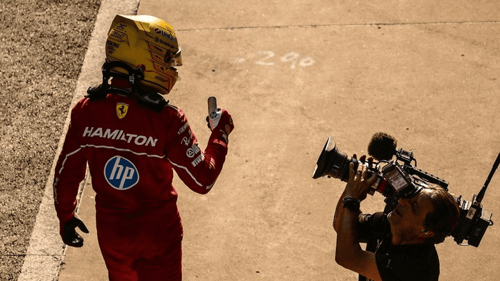 Lewis Hamilton salue la camera de la série Netflix Drive to Survive