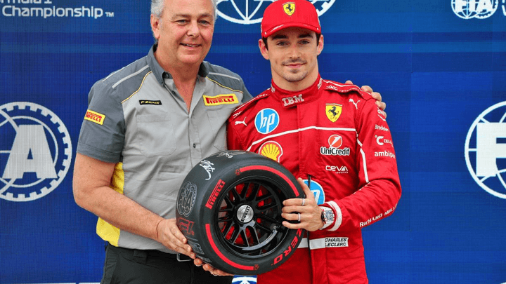 Mario Isola, responsable Pirelli Motorsport, remet un trophée pneumatique lors d'une cérémonie de podium en Formule 1