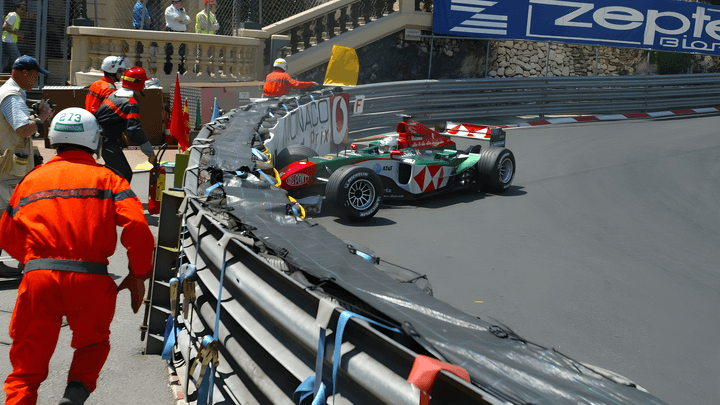 Jaguar R5 de Christian Klien accidentée au virage de Loews lors du GP de Monaco 2004, avec les commissaires de piste intervenant pour récupérer la voiture et son diamant disparu