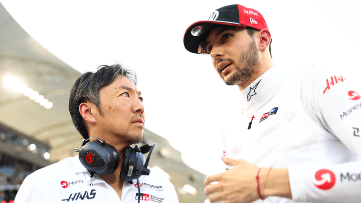 Ayao Komatsu, directeur d'équipe Haas, en discussion avec Esteban Ocon dans le paddock de Formule 1