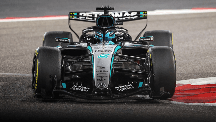 George Russell au volant de la Mercedes W17 lors des essais de pré-saison 2026 à Bahreïn