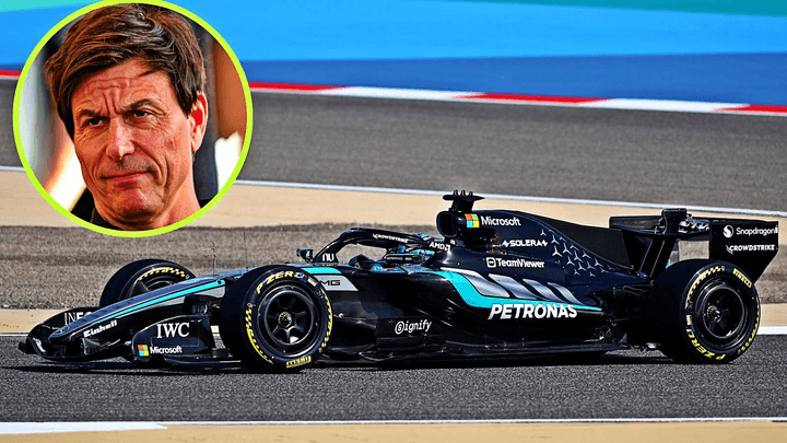 Voiture de Formule 1 Mercedes-AMG noire et turquoise en action sur circuit avec portrait de Toto Wolff en médaillon