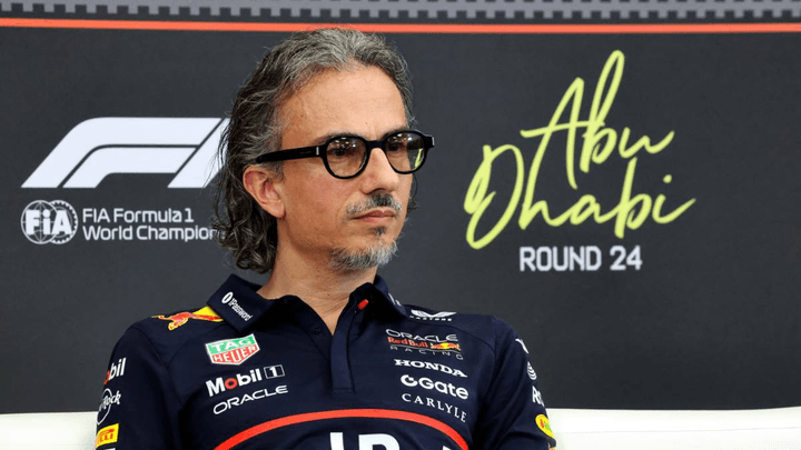 Laurent Mekies en tenue Red Bull Racing lors d'un Grand Prix, avec le logo de l'écurie visible en arrière-plan