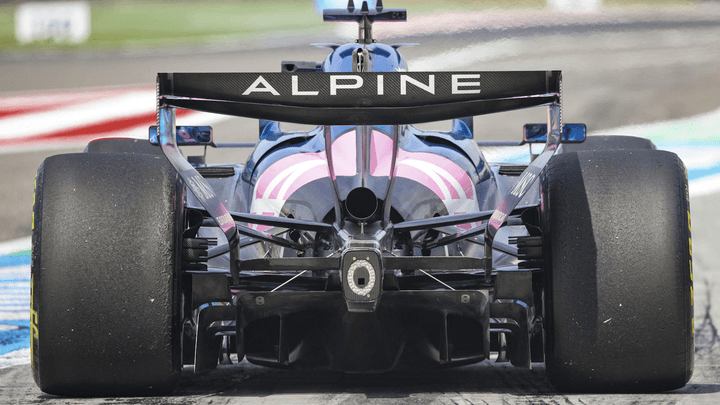 Vue arrière de l'Alpine A526 lors des essais de pré-saison 2026 à Bahreïn, montrant l'aileron arrière à activation inversée