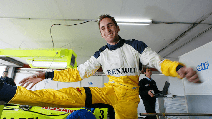 Franck Montagny en combinaison de pilote Renault dans le cockpit d'une monoplace de Formule 1