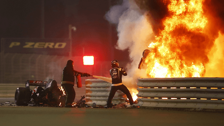 Romain Grosjean sortant de sa voiture en flammes lors de son accident spectaculaire au Grand Prix de Bahreïn 2020