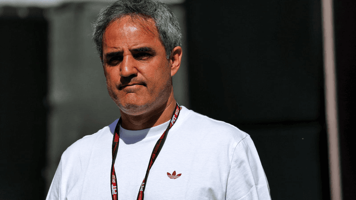 Max Verstappen au volant de sa Red Bull avec Juan Pablo Montoya en médaillon - F1 2026