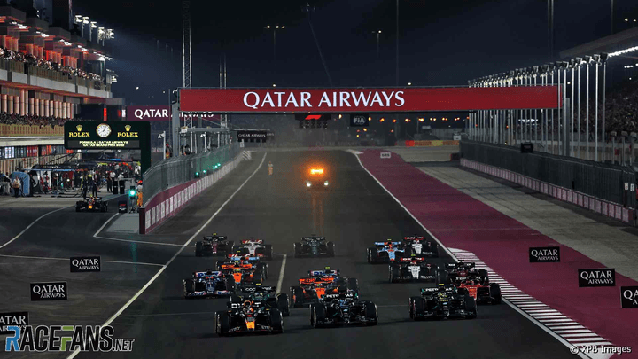 Voitures de Formule 1 en action sur le circuit de Losail au Qatar avec la publicité Qatar Airways visible