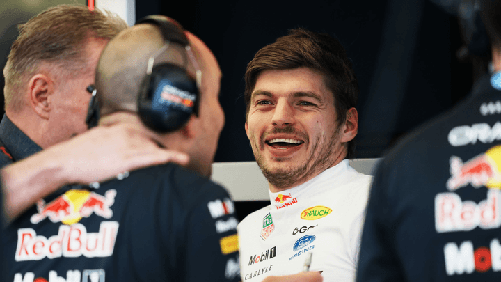 Max Verstappen souriant dans le garage Red Bull Racing lors des essais de Bahreïn 2026