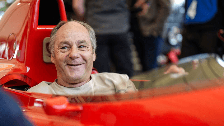 Gerhard Berger souriant dans le cockpit d'une Formule 1 Ferrari rouge