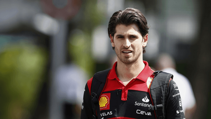 Antonio Giovinazzi en combinaison Ferrari rouge et noire lors d'un événement Formule 1