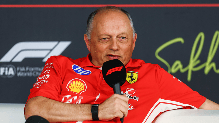 Fred Vasseur, directeur de Ferrari, donnant une interview en conférence de presse avec le logo F1 en arrière-plan