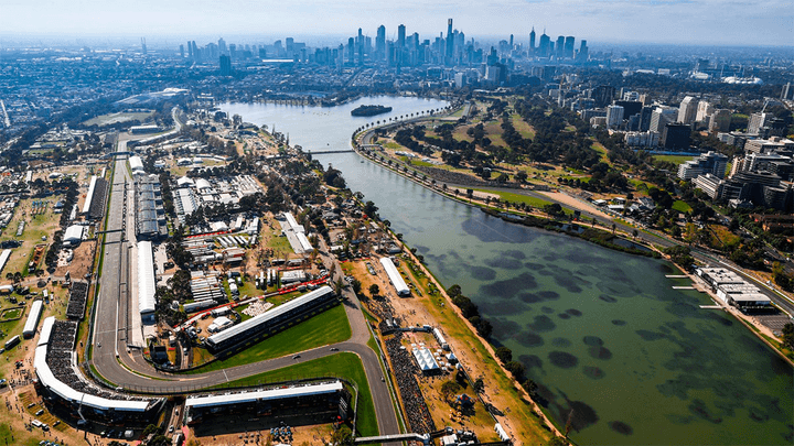 Vue aérienne du circuit d'Albert Park à Melbourne avec le lac au centre et la skyline de la ville en arrière-plan
