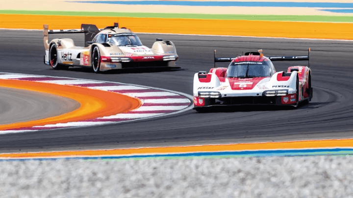 Voitures WEC en course au Circuit International de Lusail au Qatar