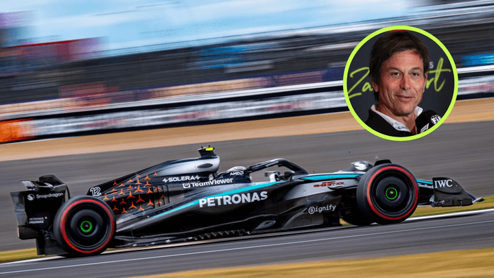 Voiture Mercedes F1 noire avec logos Petronas en action sur circuit