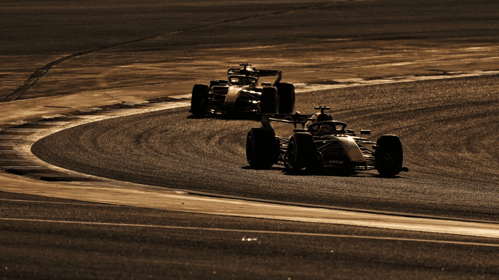 Deux monoplaces de Formule 1 en action sur circuit lors d'un dépassement