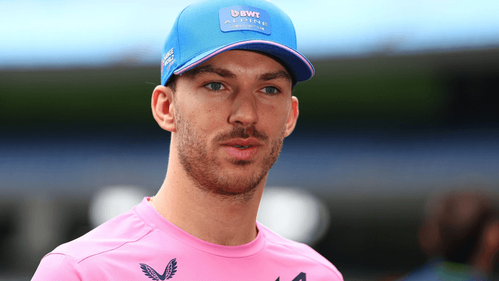 Pierre Gasly en tenue Alpine rose regardant vers l'avant avec une expression sérieuse
