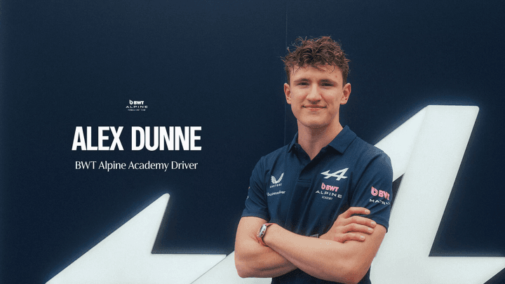 Portrait d'Alex Dunne en tenue Alpine Academy avec logo en arrière-plan