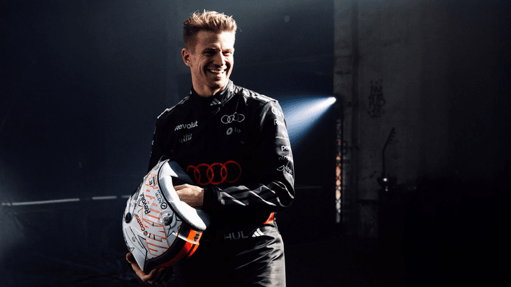 Nico Hülkenberg en combinaison Audi F1, portrait en éclairage dramatique avant le GP d'Australie 2026
