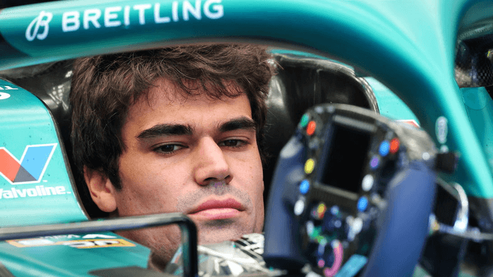 Lance Stroll dans le cockpit de sa monoplace Aston Martin F1 verte, casque sur la tête