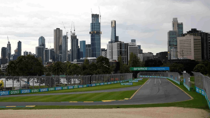 Vue panoramique du circuit Albert Park de Melbourne avec le skyline de la ville en arrière-plan sous un ciel dégagé