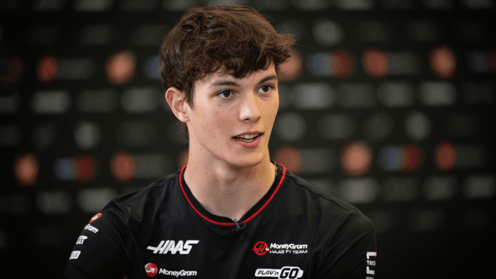 Oliver Bearman pilote Haas F1 en combinaison noire lors d'une interview