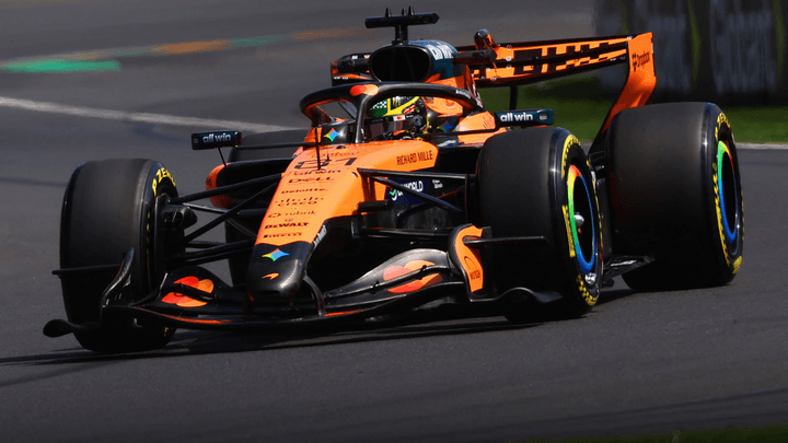 Voiture de Formule 1 McLaren orange en action sur le circuit lors des essais libres du Grand Prix d'Australie 2026 à Melbourne