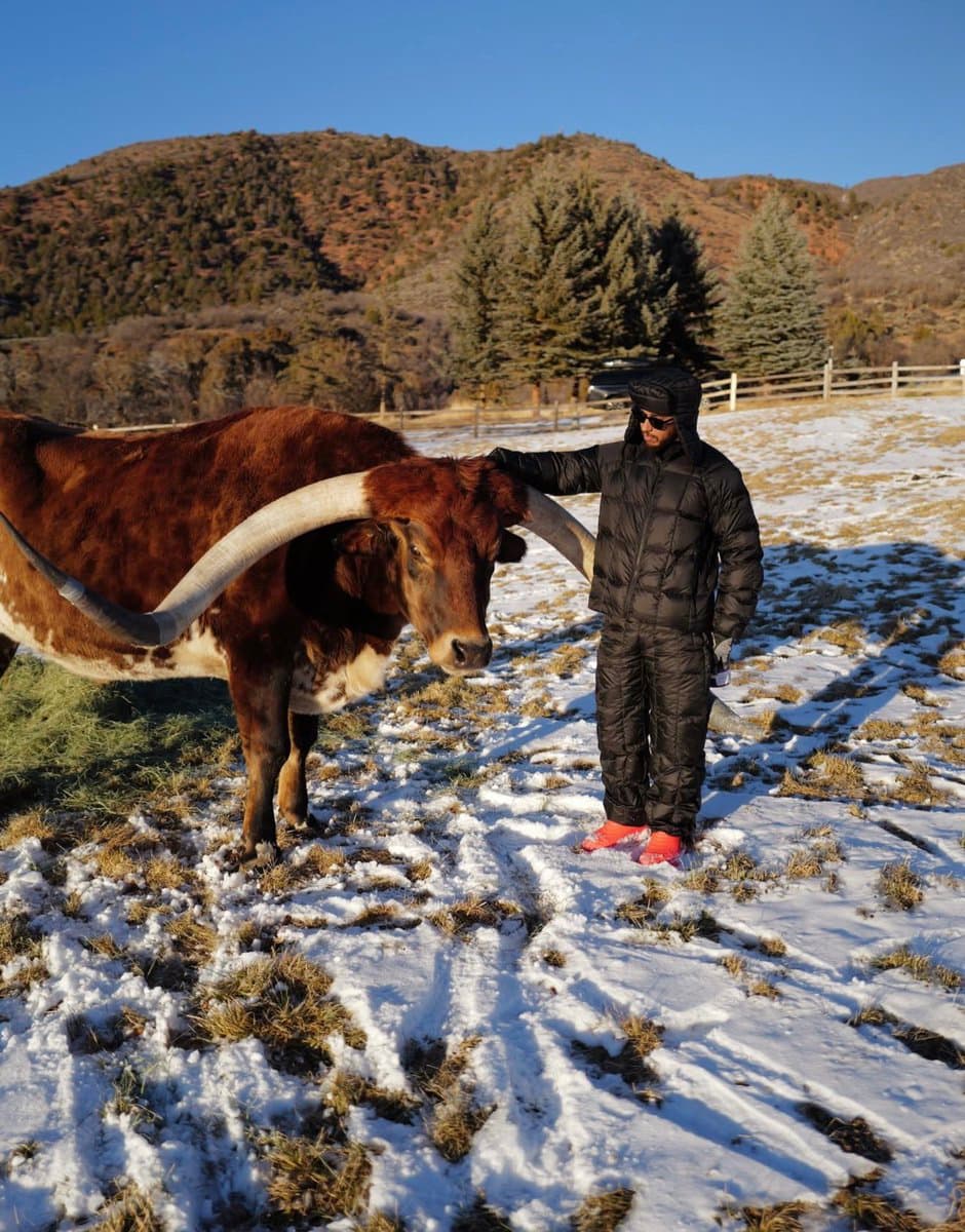 Lewis Hamilton et sa vache prénommée Max