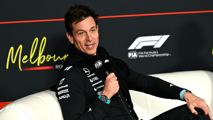 Toto Wolff, directeur d'équipe Mercedes F1, souriant lors d'une conférence de presse officielle