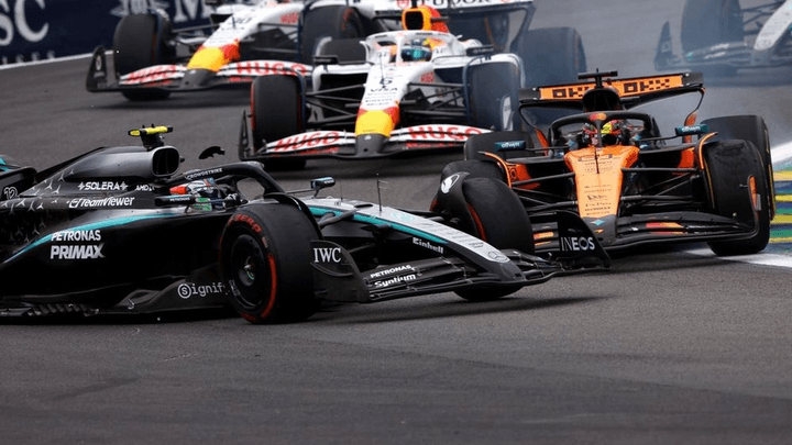 Bataille intense entre voitures de F1 avec dépassement et roue à roue lors d'une course