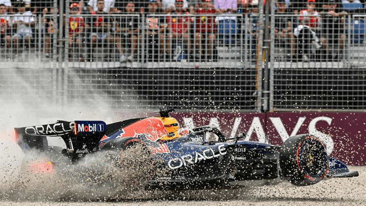 Voiture Red Bull F1 dans le gravier après un crash lors des qualifications du GP d'Australie