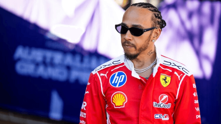 Lewis Hamilton en combinaison Ferrari au GP d'Australie 2026, suspicieux sur le moteur Mercedes