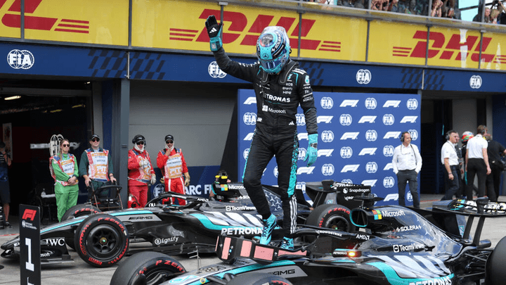 George Russell célébrant sa victoire au GP d'Australie 2026 sur sa Mercedes W17