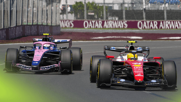 Bataille roue dans roue entre deux monoplaces de F1 sur circuit