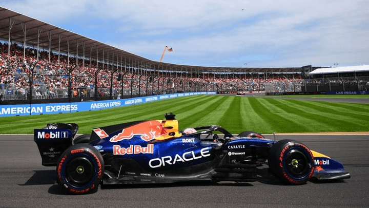 Monoplace Red Bull Racing en action sur circuit avec pilote au volant