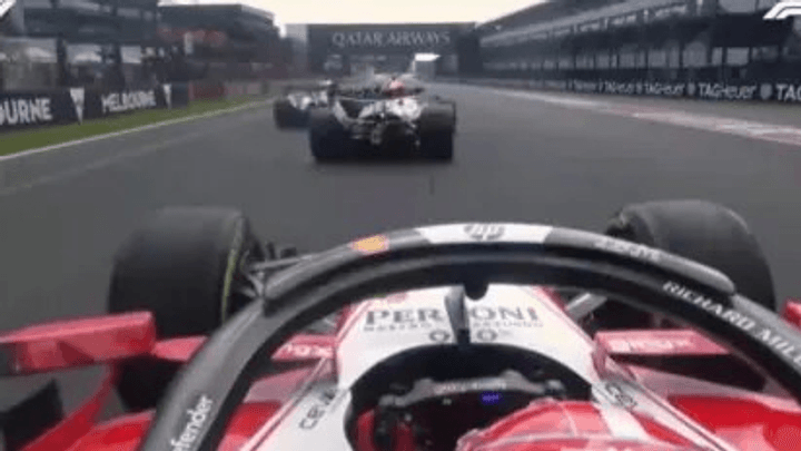 Charles Leclerc dans le cockpit de sa Ferrari F1, vue depuis l'intérieur montrant le pilote concentré au volant