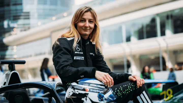 Pilote de F1 Academy posant avec son casque près de sa monoplace dans les paddocks