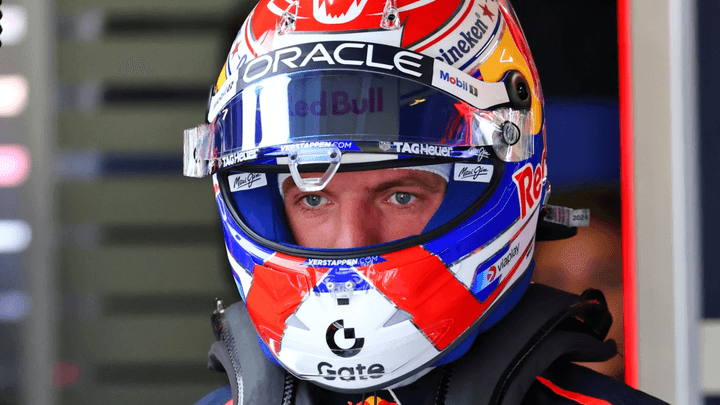 Max Verstappen portant son casque Red Bull distinctif lors d'un événement de sport automobile