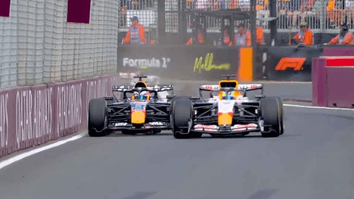 Max Verstappen et Arvid Lindblad dans la pitlane de Melbourne pendant le GP d'Australie